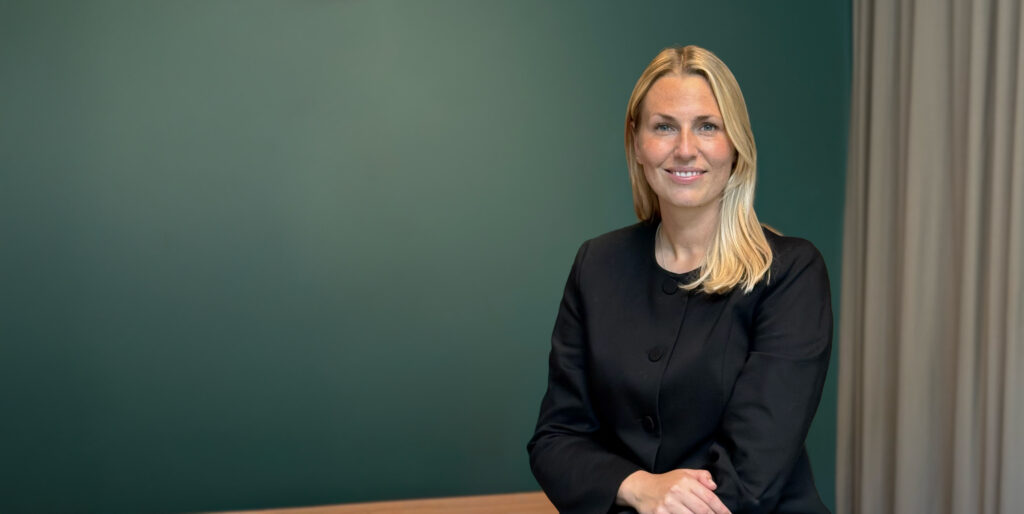 En person mot en blågrön bakgrund